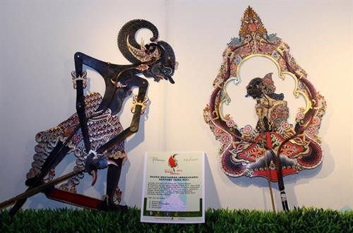 Wayang được trình diễn suốt đêm, bắt đầu từ 21 giờ đến 5 giờ sáng. Wayang được trình diễn suốt đêm, bắt đầu từ 21 giờ đến 5 giờ sáng.