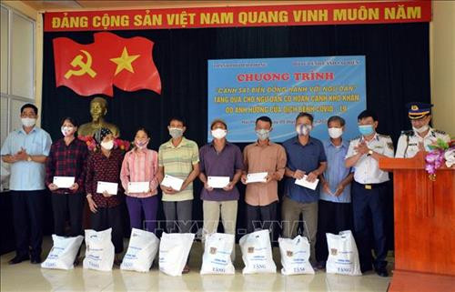 Thượng tá Lê Huy, Phó Chủ nhiệm Chính trị Bộ Tư lệnh Cảnh sát biển, tặng quà cho bà con ngư dân. Ảnh: TTXVN Thượng tá Lê Huy, Phó Chủ nhiệm Chính trị Bộ Tư lệnh Cảnh sát biển, tặng quà cho bà con ngư dân. Ảnh: TTXVN