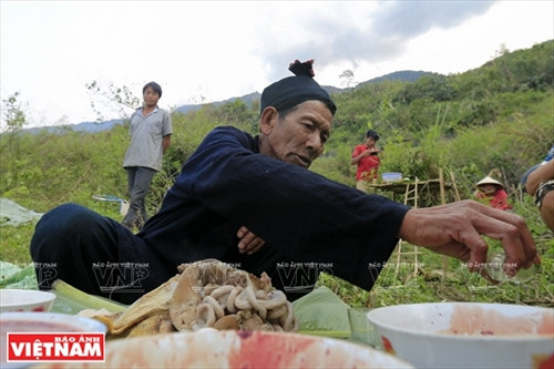 Cận cảnh mâm lễ vật cúng bản của người Cống. Mâm lễ vật này được chuẩn bị ở nhà thày mo. Thày mo làm lễ tại nhà trước khi lên vùng đất linh thiêng để làm lễ cúng bản. Người Cống rời nhà thày mo cùng lễ vật dâng lên hai vị thần nước và thần rừng. Ngoài đồ lễ được thày mo chuẩn bị, họ cũng mang theo gạo, gà và lợn để tế thần linh. Người Cống phát quang khu đất thiêng nơi có nguồn nước dẫn về bản. Trước khi làm lễ, trai bản dựng ngôi nhà nhỏ để đón thần linh về chứng kiến lễ cúng của họ. Thày mo đọc bài khấn đầu tiên trong lễ cúng để mời thần linh về cho dân bản làm lễ. Thày mo giết gà làm vật tế cầu vị thần linh che chở cho bản làng của họ được an lành. C huẩn bị đồ chín để cúng tạ ơn các vị thần. Trai bản giúp thày mo chuẩn bị lễ vật để làm lễ cúng. Thày mo rót rượu mời các vị thần sau khi thực hiện xong bài khấn. Xem bói từ gan là phần rất quan trọng của lễ cúng bản. Qua những đặc điểm của lá ga vừa tế thần, thày mo sẽ nói cho dân bản về kết quả của buổi lễ. Lễ cúng bản của người Cống chỉ dành cho đàn ông. Họ sẽ ăn uống theo cách thức cổ xưa như ông bà tổ tiên của họ ngay tại vùng đất thiêng của bản. Dấu hiệu cấm bản của người Cống. Từ lúc những “chiếc khiêng” này được cắm xuống, bản Nậm Pục sẽ nội bất xuất ngoại bất nhập. Cận cảnh mâm lễ vật cúng bản của người Cống. Mâm lễ vật này được chuẩn bị ở nhà thày mo. Thày mo làm lễ tại nhà trước khi lên vùng đất linh thiêng để làm lễ cúng bản. Người Cống rời nhà thày mo cùng lễ vật dâng lên hai vị thần nước và thần rừng. Ngoài đồ lễ được thày mo chuẩn bị, họ cũng mang theo gạo, gà và lợn để tế thần linh. Người Cống phát quang khu đất thiêng nơi có nguồn nước dẫn về bản. Trước khi làm lễ, trai bản dựng ngôi nhà nhỏ để đón thần linh về chứng kiến lễ cúng của họ. Thày mo đọc bài khấn đầu tiên trong lễ cúng để mời thần linh về cho dân bản làm lễ. Thày mo giết gà làm vật tế cầu vị thần linh che chở cho bản làng của họ được an lành. C huẩn bị đồ chín để cúng tạ ơn các vị thần. Trai bản giúp thày mo chuẩn bị lễ vật để làm lễ cúng. Thày mo rót rượu mời các vị thần sau khi thực hiện xong bài khấn. Xem bói từ gan là phần rất quan trọng của lễ cúng bản. Qua những đặc điểm của lá ga vừa tế thần, thày mo sẽ nói cho dân bản về kết quả của buổi lễ. Lễ cúng bản của người Cống chỉ dành cho đàn ông. Họ sẽ ăn uống theo cách thức cổ xưa như ông bà tổ tiên của họ ngay tại vùng đất thiêng của bản. Dấu hiệu cấm bản của người Cống. Từ lúc những “chiếc khiêng” này được cắm xuống, bản Nậm Pục sẽ nội bất xuất ngoại bất nhập.