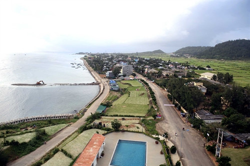 Đường trục giao thông chính trên huyện đảo Lý Sơn.