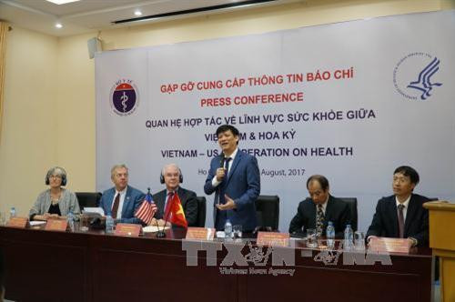 Thứ trưởng Bộ Y tế Nguyễn Thanh Long cùng Bộ trưởng Bộ Y tế và Dịch vụ con người Hoa Kỳ Thomas Price và các đại biểu chủ trì họp báo tại sự kiện khai trương Trung tâm. Ảnh: Phương Vy-TTXVN Thứ trưởng Bộ Y tế Nguyễn Thanh Long cùng Bộ trưởng Bộ Y tế và Dịch vụ con người Hoa Kỳ Thomas Price và các đại biểu chủ trì họp báo tại sự kiện khai trương Trung tâm. Ảnh: Phương Vy-TTXVN
