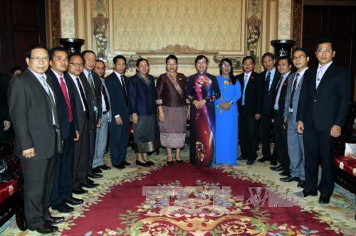 Đoàn đại biểu HĐND Thủ đô Viêng Chăn và đại biểu HĐND Thành phố Hồ Chí Minh. Ảnh: Hoàng Hải-TTXVN