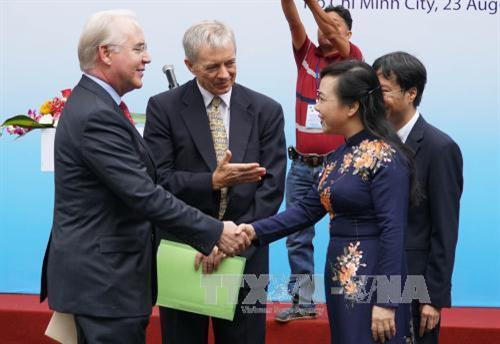 Bộ trưởng Bộ Y tế Nguyễn Thị Kim Tiến và Bộ trưởng Bộ Y tế và Dịch vụ con người Hoa Kỳ Thomas Price tại sự kiện khai trương Trung tâm đáp ứng khẩn cấp sự kiện y tế công cộng (EOC) khu vực phía Nam đặt tại Viện Pasteur Thành phố Hồ Chí Minh. Ảnh: Phương Vy-TTXVN Bộ trưởng Bộ Y tế Nguyễn Thị Kim Tiến và Bộ trưởng Bộ Y tế và Dịch vụ con người Hoa Kỳ Thomas Price tại sự kiện khai trương Trung tâm đáp ứng khẩn cấp sự kiện y tế công cộng (EOC) khu vực phía Nam đặt tại Viện Pasteur Thành phố Hồ Chí Minh. Ảnh: Phương Vy-TTXVN