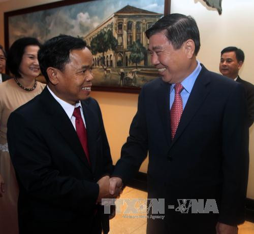 Chủ tịch Uỷ ban nhân dân Thành phố Hồ Chí Minh Nguyễn Thành Phong đón đồng chí Khăm-phăn Phôm-ma-thăt, Ủy viên Bộ Chính trị, Chánh Văn phòng Đảng nhân dân Cách mạng Lào. Ảnh: Hoàng Hải-TTXVN