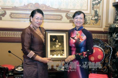 Chủ tịch Thành phố Hồ Chí Minh Nguyễn Thị Quyết Tâm tặng quà đồng chí Khamphon Phumvomxay. Ảnh: Hoàng Hải-TTXVN