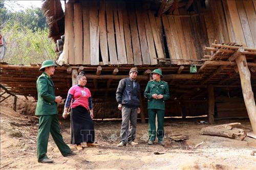 Cán bộ Đồn Biên phòng Phiêng Pằn tuyên truyền, vận động người dân không nuôi gia súc, gia cầm dưới gầm nhà sàn. Ảnh: Hữu Quyết - TTXVN Cán bộ Đồn Biên phòng Phiêng Pằn tuyên truyền, vận động người dân không nuôi gia súc, gia cầm dưới gầm nhà sàn. Ảnh: Hữu Quyết - TTXVN
