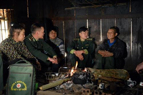 Cán bộ Đồn Biên phòng tuyên truyền về tầm quan trọng của việc khám, chữa bệnh cho người dân vùng biên. Ảnh: Hữu Quyết - TTXVN Cán bộ Đồn Biên phòng tuyên truyền về tầm quan trọng của việc khám, chữa bệnh cho người dân vùng biên. Ảnh: Hữu Quyết - TTXVN