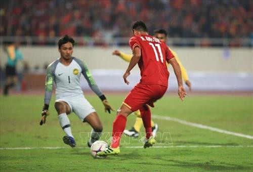 Cổ động viên Việt Nam ngập tràn một màu cờ đỏ sao vàng trên SVĐ Mỹ Đình. Ảnh: Trọng Đạt – TTXVN 4 vạn cổ động viên trên sân Mỹ Đình liên tục "tiếp lửa" để đội tuyển Việt Nam vượt qua thử thách cuối cùng trong hành trình hướng chinh phục chức vô địch AFF Cup 2018. Ảnh: Trọng Đạt – TTXVN Đội hình ra sân của đội tuyển Việt Nam. Ảnh: Trọng Đạt – TTXVN HLV trưởng Park Hang-seo trân trọng đặt tay lên ngực trái tại lễ chào cờ và hát Quốc ca Việt Nam đầu trận đấu. Ảnh: Hoàng Linh – TTXVN Tiền đạo Anh Đức (11) trở lại đội hình xuất phát với thể lực sung mãn, liên tiếp gây khó khăn cho hàng thủ Malaysia với tốc độ, sức tì đè, làm tường tốt và ghi bàn mở tỷ số 1-0 từ phút thứ 6 bằng pha bắt vô lê tuyệt đẹp đưa Việt Nam trở thành vô địch AFF Suzuki Cup 2018. Ảnh: Trọng Đạt – TTXVN Đội tuyển Việt Nam vui mừng với chiếc cúp vô địch. Ảnh: Trọng Đạt - TTXVN Văn Quyết, Anh Đức cùng các cầu thủ giương cao chiếc cúp vô địch AFF Suzuki cup 2018 chạy quanh sân vận động Mỹ Đình, chia vui với người hâm mộ. Ảnh: Trọng Đạt – TTXVN Hậu vệ Đoàn Văn Hậu - nhà tân vô địch AFF Suzuki Cup 2018. Văn Hậu đã có một giải đấu thành công, xứng đáng là trụ cột của đội tuyển bóng đá quốc gia. Ảnh: Trọng Đạt - TTXVN Cổ động viên Việt Nam ngập tràn một màu cờ đỏ sao vàng trên SVĐ Mỹ Đình. Ảnh: Trọng Đạt – TTXVN 4 vạn cổ động viên trên sân Mỹ Đình liên tục "tiếp lửa" để đội tuyển Việt Nam vượt qua thử thách cuối cùng trong hành trình hướng chinh phục chức vô địch AFF Cup 2018. Ảnh: Trọng Đạt – TTXVN Đội hình ra sân của đội tuyển Việt Nam. Ảnh: Trọng Đạt – TTXVN HLV trưởng Park Hang-seo trân trọng đặt tay lên ngực trái tại lễ chào cờ và hát Quốc ca Việt Nam đầu trận đấu. Ảnh: Hoàng Linh – TTXVN Tiền đạo Anh Đức (11) trở lại đội hình xuất phát với thể lực sung mãn, liên tiếp gây khó khăn cho hàng thủ Malaysia với tốc độ, sức tì đè, làm tường tốt và ghi bàn mở tỷ số 1-0 từ phút thứ 6 bằng pha bắt vô lê tuyệt đẹp đưa Việt Nam trở thành vô địch AFF Suzuki Cup 2018. Ảnh: Trọng Đạt – TTXVN Đội tuyển Việt Nam vui mừng với chiếc cúp vô địch. Ảnh: Trọng Đạt - TTXVN Văn Quyết, Anh Đức cùng các cầu thủ giương cao chiếc cúp vô địch AFF Suzuki cup 2018 chạy quanh sân vận động Mỹ Đình, chia vui với người hâm mộ. Ảnh: Trọng Đạt – TTXVN Hậu vệ Đoàn Văn Hậu - nhà tân vô địch AFF Suzuki Cup 2018. Văn Hậu đã có một giải đấu thành công, xứng đáng là trụ cột của đội tuyển bóng đá quốc gia. Ảnh: Trọng Đạt - TTXVN