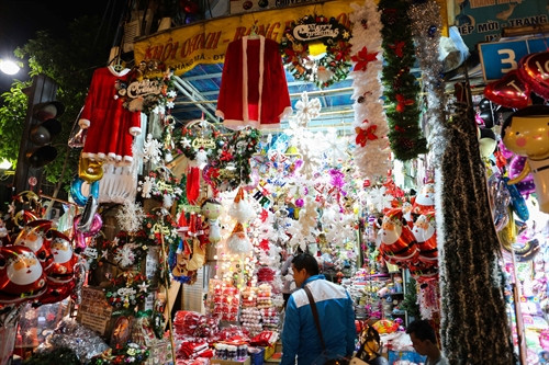 Sản phẩm quen thuộc trong mỗi mùa Giáng sinh đã được bày bán rất nhiều trên phố Hàng Mã. Sản phẩm quen thuộc trong mỗi mùa Giáng sinh đã được bày bán rất nhiều trên phố Hàng Mã.