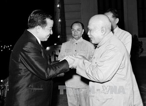 Chủ tịch nước Tôn Đức Thắng đón Quốc trưởng Campuchia Samdech Norodom Sihanouk sang thăm chính thức Việt Nam (26/5/1970). Ảnh: Tư liệu TTXVN Chủ tịch nước Tôn Đức Thắng đón Quốc trưởng Campuchia Samdech Norodom Sihanouk sang thăm chính thức Việt Nam (26/5/1970). Ảnh: Tư liệu TTXVN