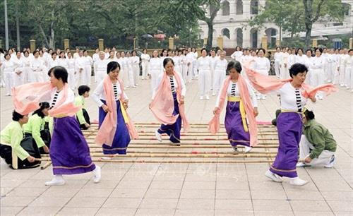 Hội viên câu lạc bộ Người cao tuổi quận Ba Đình, Hà Nội biểu diễn múa sạp trong một buổi sinh hoạt ngoài trời. Ảnh: Cao Phong - TTXVN