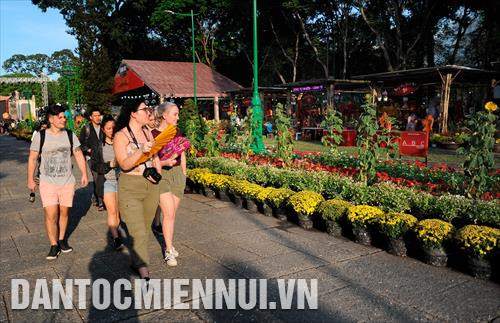 Du khách quốc tế tham quan không gian trưng bày hoa Tết tại lễ hội Tết Việt