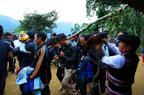 Một nghi thức làm lý của đồng bào dân tộc Mông trong ngày Tết, cầu may mắn trong năm mới đến với các thành viên trong dòng họ. Ảnh: Phan Tuấn Anh- TTXVN Một nghi thức làm lý của đồng bào dân tộc Mông trong ngày Tết, cầu may mắn trong năm mới đến với các thành viên trong dòng họ. Ảnh: Phan Tuấn Anh- TTXVN