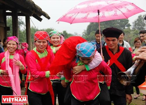 Cô dâu được chị gái chuẩn bị trang phục trong ngày cưới. Chú rể dùng ngựa giấy đi đón cô dâu. Nhà trai cử một người phụ nữ to khỏe cõng cô dâu về nhà trai. Cô dâu chú rể được thầy cúng dùng nước té lên người để đuổi tà ma trước khi lên đường sang nhà trai. Cô dâu được nhà trai đón về nhà làm lễ. Chú rể mở tấm khăn đỏ khi đón cô dâu về phòng cưới. Cô dâu về nhà chồng, cởi băng đỏ cho chú rể. Cô dâu được chị gái chuẩn bị trang phục trong ngày cưới. Chú rể dùng ngựa giấy đi đón cô dâu. Nhà trai cử một người phụ nữ to khỏe cõng cô dâu về nhà trai. Cô dâu chú rể được thầy cúng dùng nước té lên người để đuổi tà ma trước khi lên đường sang nhà trai. Cô dâu được nhà trai đón về nhà làm lễ. Chú rể mở tấm khăn đỏ khi đón cô dâu về phòng cưới. Cô dâu về nhà chồng, cởi băng đỏ cho chú rể.