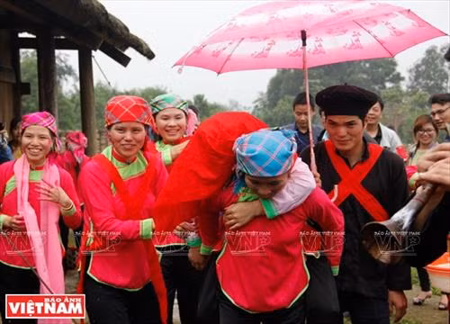 Cô dâu được chị gái chuẩn bị trang phục trong ngày cưới. Chú rể dùng ngựa giấy đi đón cô dâu. Nhà trai cử một người phụ nữ to khỏe cõng cô dâu về nhà trai. Cô dâu chú rể được thầy cúng dùng nước té lên người để đuổi tà ma trước khi lên đường sang nhà trai. Cô dâu được nhà trai đón về nhà làm lễ. Chú rể mở tấm khăn đỏ khi đón cô dâu về phòng cưới. Cô dâu về nhà chồng, cởi băng đỏ cho chú rể.