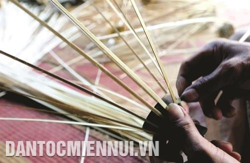 Đan rọ tôm - nghề phụ đem lại thu nhập chính cho bà con ở xã Phan Thanh