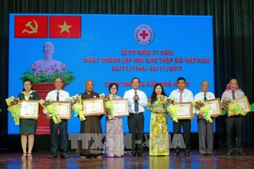 Trao bằng tuyên dương điển hình “Hoa việc thiện” năm 2017 cho các cá nhân, tập thể có nhiều đóng góp cho phong trào Chữ thập đỏ. Ảnh: Thế Anh-TTXVN Trao bằng tuyên dương điển hình “Hoa việc thiện” năm 2017 cho các cá nhân, tập thể có nhiều đóng góp cho phong trào Chữ thập đỏ. Ảnh: Thế Anh-TTXVN