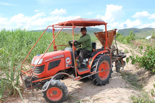 Cơ giói hóa khâu bón phân tại cánh đồng mẫu lớn. Cơ giói hóa khâu bón phân tại cánh đồng mẫu lớn.