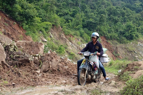 Đất đá trên núi sạt lở xuống đường tỉnh lộ 707 gây tắc nghẽn giao thông.