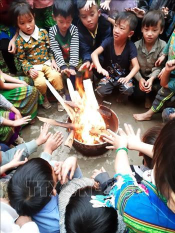 Các em học sinh trường Tiểu học và Trung học cơ sở số 2 xã Hồng Ca huyện Trấn Yên (Yên Bái) sưởi ấm trước khi vào lớp học. Ảnh: Đinh Thùy-TTXVN Các em học sinh trường Tiểu học và Trung học cơ sở số 2 xã Hồng Ca huyện Trấn Yên (Yên Bái) sưởi ấm trước khi vào lớp học. Ảnh: Đinh Thùy-TTXVN