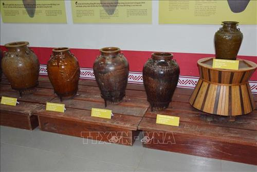 Một số ché được trưng bày tại triển lãm. Ảnh: Hoài Thu - TTXVN