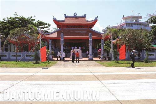 Đến với Trường Sa, nhiều người không khỏi ngỡ ngàng khi được đến thăm, thắp hương tại chùa Nam Huyền thuộc xã Nam Yết (quần đảo Trường Sa). Ảnh: Minh Quyết Chùa Song Tử Tây là một trong những cơ sở thờ tự, phục vụ nhu cầu tâm linh của người dân trên đảo và ngư dân đánh bắt xa bờ. Ảnh: Minh Quyết Giữa khung cảnh biển trời bao la, tiếng chuông chùa ngân vang tạo sự gần gũi, thân thương như rút ngắn hơn khoảng cách giữa biển đảo với đất liền. Ảnh: Hữu Chiến Đến với Trường Sa, nhiều người không khỏi ngỡ ngàng khi được đến thăm, thắp hương tại chùa Nam Huyền thuộc xã Nam Yết (quần đảo Trường Sa). Ảnh: Minh Quyết Chùa Song Tử Tây là một trong những cơ sở thờ tự, phục vụ nhu cầu tâm linh của người dân trên đảo và ngư dân đánh bắt xa bờ. Ảnh: Minh Quyết Giữa khung cảnh biển trời bao la, tiếng chuông chùa ngân vang tạo sự gần gũi, thân thương như rút ngắn hơn khoảng cách giữa biển đảo với đất liền. Ảnh: Hữu Chiến