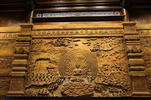 Quần thể chùa có diện tích khoảng 5.100 ha, với gần 1.000 ha hồ nước, 3.000 ha núi đá, rừng tự nhiên… cùng nhiều thung lũng, 3 mặt bao bọc bởi núi, trước là hồ Tam Chúc với 6 quả núi nhỏ. Ảnh: Thành Đạt - TTXVN Ba pho tượng Phật bằng đồng dát đồng đen, mỗi bức nặng 200 tấn đặt giữa trung tâm điện Tam Thế. Ảnh: Thành Đạt – TTXVN Trung tâm Hội nghị quốc tế được xây dựng nổi trên mặt hồ cao 31 m. Ảnh: Thành Đạt – TTXVN Điện Tam thế đã cơ bản hoàn thành. Ảnh: Thành Đạt – TTXVN Quần thể chùa Tam Chúc nhìn từ xa. Ảnh: Thành Đạt – TTXVN Quần thể chùa có diện tích khoảng 5.100 ha, với gần 1.000 ha hồ nước, 3.000 ha núi đá, rừng tự nhiên… cùng nhiều thung lũng, 3 mặt bao bọc bởi núi, trước là hồ Tam Chúc với 6 quả núi nhỏ. Ảnh: Thành Đạt – TTXVN Buổi tập huấn cho các tình nguyện viên phục vụ Đại lễ Vesak 2019. Ảnh: Thành Đạt – TTXVN Cờ của các quốc gia tham dự được treo trang trọng trước thềm Đại lễ Vesak 2019. Ảnh: Thành Đạt – TTXVN Chùa Tam Chúc được xây dựng đặc biệt với 12.000 bức tranh đá miêu tả các sự tích của Đức Phật được những nghệ nhân tạc bằng đá núi lửa ở Indonesia. Ảnh: Thành Đạt - TTXVN Quần thể chùa có diện tích khoảng 5.100 ha, với gần 1.000 ha hồ nước, 3.000 ha núi đá, rừng tự nhiên… cùng nhiều thung lũng, 3 mặt bao bọc bởi núi, trước là hồ Tam Chúc với 6 quả núi nhỏ. Ảnh: Thành Đạt - TTXVN Ba pho tượng Phật bằng đồng dát đồng đen, mỗi bức nặng 200 tấn đặt giữa trung tâm điện Tam Thế. Ảnh: Thành Đạt – TTXVN Trung tâm Hội nghị quốc tế được xây dựng nổi trên mặt hồ cao 31 m. Ảnh: Thành Đạt – TTXVN Điện Tam thế đã cơ bản hoàn thành. Ảnh: Thành Đạt – TTXVN Quần thể chùa Tam Chúc nhìn từ xa. Ảnh: Thành Đạt – TTXVN Quần thể chùa có diện tích khoảng 5.100 ha, với gần 1.000 ha hồ nước, 3.000 ha núi đá, rừng tự nhiên… cùng nhiều thung lũng, 3 mặt bao bọc bởi núi, trước là hồ Tam Chúc với 6 quả núi nhỏ. Ảnh: Thành Đạt – TTXVN Buổi tập huấn cho các tình nguyện viên phục vụ Đại lễ Vesak 2019. Ảnh: Thành Đạt – TTXVN Cờ của các quốc gia tham dự được treo trang trọng trước thềm Đại lễ Vesak 2019. Ảnh: Thành Đạt – TTXVN Chùa Tam Chúc được xây dựng đặc biệt với 12.000 bức tranh đá miêu tả các sự tích của Đức Phật được những nghệ nhân tạc bằng đá núi lửa ở Indonesia. Ảnh: Thành Đạt - TTXVN