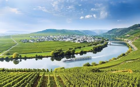 Sông Rhine được đánh giá là một trong những nơi bận rộn nhất và là dòng chảy đẹp nhất ở châu Âu. Ảnh: Telegraph