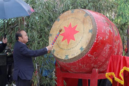 Chủ tịch UBND tỉnh Bắc Giang - Nguyễn Văn Linh đánh trống khai hội Tây Yên Tử năm 2018. Ảnh: Tùng Lâm - TTXVN Chủ tịch UBND tỉnh Bắc Giang - Nguyễn Văn Linh đánh trống khai hội Tây Yên Tử năm 2018. Ảnh: Tùng Lâm - TTXVN