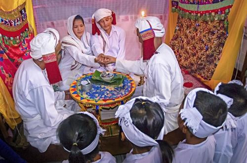 Lễ cuới Chăm Bà ni có 5 đứa trẻ, mặc bộ áo truyền thống màu trắng gọi là “Anak là con” để chứng giám cuộc hôn nhân và mang lễ vật Cô dâu Chú rể với bộ y phục cho lễ cưới toàn màu trắng tiến vào hành lễ trong rạp lễ Bắt đầu lễ các vị tu sĩ làm lễ đốt trầm hương. Sư Cả (Po Gru), đọc kinh Koran xin phép với vị thánh Alla. Những người thân của cô dâu chú rể cầu nguyện thánh Alla ban phước lành cho cô dâu và chú rể Chú rể, cô dâu lần lượt lạy tạ Sư Cả và các giáo sĩ - tục lệ khi lạy tấm khăn trắng trùm dưới 2 chân bằng khăn đội đầu của cô dâu Cô dâu được đưa về phòng the trước để thầy Chang (Po Car) đọc thần chú làm phép dưới đôi gối nằm Thầy Chang đọc thần chú làm phép nhẫn cưới trong lòng bàn tay của cô dâu, rồi đeo nhẫn cho cô dâu sau khi cô dâu trả lời với thầy Chang là đồng ý cuộc hôn nhân Chú rễ ở lại trong rạp lễ Kajang likhah được sư Cả đọc kinh Koran và các giáo sĩ làm phép trao nhẫn cưới Thầy Chang cầm tay chú rể dẫn đến với cô dâu. Hai giáo sĩ đi trước, chú rể đi sau và những em bé “Anak là con” Trong phòng the vị tu sĩ đặt tay chú rể được vào bàn tay cô dâu làm phép rửa tội cầu phúc Người vợ lấy một miếng trầu cau bỏ vào miệng chồng như ý bảo rằng từ nay nàng sẽ lo cho chàng đầy đủ sự ăn uống Trong thời gian 3 ngày đêm đầu vợ chồng phải sinh hoạt ăn uống trong phòng và có người ngồi giám sát Lễ cuới Chăm Bà ni có 5 đứa trẻ, mặc bộ áo truyền thống màu trắng gọi là “Anak là con” để chứng giám cuộc hôn nhân và mang lễ vật Cô dâu Chú rể với bộ y phục cho lễ cưới toàn màu trắng tiến vào hành lễ trong rạp lễ Bắt đầu lễ các vị tu sĩ làm lễ đốt trầm hương. Sư Cả (Po Gru), đọc kinh Koran xin phép với vị thánh Alla. Những người thân của cô dâu chú rể cầu nguyện thánh Alla ban phước lành cho cô dâu và chú rể Chú rể, cô dâu lần lượt lạy tạ Sư Cả và các giáo sĩ - tục lệ khi lạy tấm khăn trắng trùm dưới 2 chân bằng khăn đội đầu của cô dâu Cô dâu được đưa về phòng the trước để thầy Chang (Po Car) đọc thần chú làm phép dưới đôi gối nằm Thầy Chang đọc thần chú làm phép nhẫn cưới trong lòng bàn tay của cô dâu, rồi đeo nhẫn cho cô dâu sau khi cô dâu trả lời với thầy Chang là đồng ý cuộc hôn nhân Chú rễ ở lại trong rạp lễ Kajang likhah được sư Cả đọc kinh Koran và các giáo sĩ làm phép trao nhẫn cưới Thầy Chang cầm tay chú rể dẫn đến với cô dâu. Hai giáo sĩ đi trước, chú rể đi sau và những em bé “Anak là con” Trong phòng the vị tu sĩ đặt tay chú rể được vào bàn tay cô dâu làm phép rửa tội cầu phúc Người vợ lấy một miếng trầu cau bỏ vào miệng chồng như ý bảo rằng từ nay nàng sẽ lo cho chàng đầy đủ sự ăn uống Trong thời gian 3 ngày đêm đầu vợ chồng phải sinh hoạt ăn uống trong phòng và có người ngồi giám sát