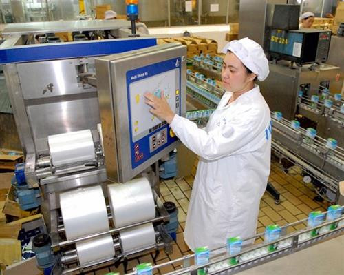Dây chuyền sản xuất sữa tự động tại Vinamilk. Nguồn: sggp.org.vn Dây chuyền sản xuất sữa tự động tại Vinamilk. Nguồn: sggp.org.vn
