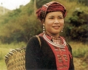 Phụ nữ Dao đỏ búi tóc vấn khăn lên đỉnh đầu. Trang phục của họ phần cổ áo thêu hoa văn sặc sỡ, riêng chiếc yếm ngực còn gắn những bông hoa tám cánh chạm bằng bạc.