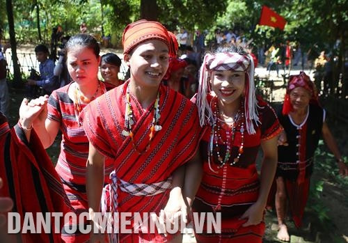 Tái hiện lễ cưới của người Pa Cô ở huyện A Lưới (Thừa Thiên - Huế). Ảnh: Hồ Cầu Tái hiện lễ cưới của người Pa Cô ở huyện A Lưới (Thừa Thiên - Huế). Ảnh: Hồ Cầu