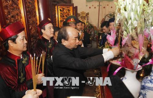 Thủ tướng Nguyễn Xuân Phúc và các đại biểu dâng hương tại Đền Thượng thuộc Khu di tích lịch sử Quốc gia đặc biệt Đền Hùng. Ảnh: Lâm Khánh -TTXVN Thủ tướng Nguyễn Xuân Phúc và các đại biểu dâng hương tại Đền Thượng thuộc Khu di tích lịch sử Quốc gia đặc biệt Đền Hùng. Ảnh: Lâm Khánh -TTXVN