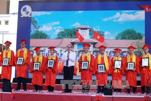 Đồng chí Nguyễn Thiện Nhân, Ủy viên Bộ Chính trị, Bí thư Thành ủy Thành phố Hồ Chí Minh tuyên dương các học sinh xuất sắc được tuyển thẳng vào các trường đại học. Ảnh: Phương Vy-TTXVN Đồng chí Nguyễn Thiện Nhân, Ủy viên Bộ Chính trị, Bí thư Thành ủy Thành phố Hồ Chí Minh tuyên dương các học sinh xuất sắc được tuyển thẳng vào các trường đại học. Ảnh: Phương Vy-TTXVN