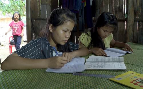 Các em học sinh dùng giường ngủ làm bàn để học. Ảnh: Phước Ngọc -TTXVN Các em học sinh dùng giường ngủ làm bàn để học. Ảnh: Phước Ngọc -TTXVN