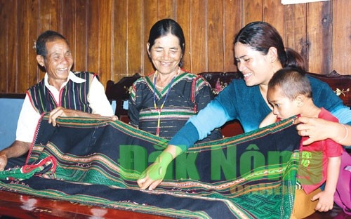 Chi tiết hoa văn M’nông chủ yếu được bố trí theo sọc ngang tấm vải là những hình tam giác, hình thoi nối kết, lồng ghép vào nhau từ các hình tượng như dãy núi, sóng nước lượn chảy, mưa rơi, hình con cá, tổ ong, ché…