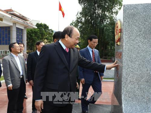 Thủ tướng Nguyễn Xuân Phúc thăm Trạm kiểm soát liên ngành Cửa khẩu quốc tế Thanh Thuỷ. Ảnh: Thống Nhất –TTXVN