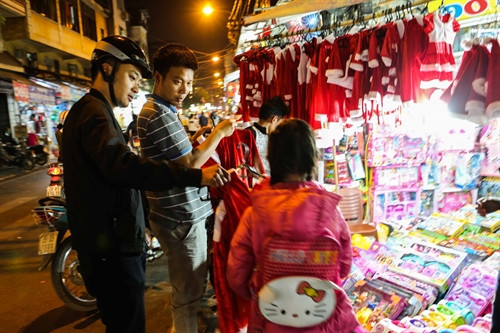 Người dân mua sắm đồ đón Noel trên phố Hàng Mã. Người dân mua sắm đồ đón Noel trên phố Hàng Mã.