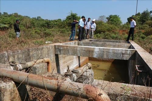Cơ quan chức năng kiểm tra điểm cấp nước sạch thôn Bù Rên, xã Bù Gia Mập, huyện Bù Gia Mập. Ảnh: K GỬI H –TTXVN