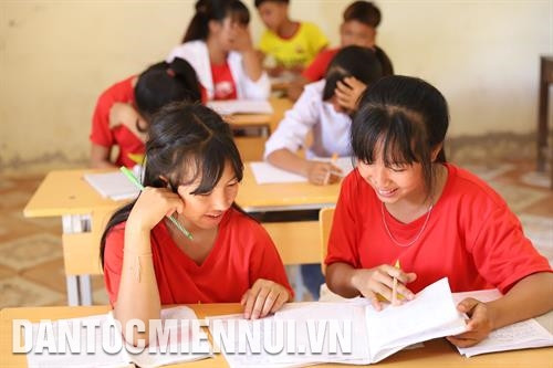 Niềm vui khi đến lớp của học sinh Trường phổ thông dân tộc bán trú Trung học cơ sở Pa Ủ. Ảnh: An Thành Đạt Học sinh Trường phổ thông dân tộc bán trú Trung học cơ sở Pa Ủ có ý thức tự giác cao trong học tập sau những giờ lên lớp. Ảnh: An Thành Đạt