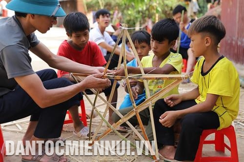 Hướng dẫn học sinh dân tộc làm đèn ông sao nhân dịp Tết Trung thu. Ảnh: An Thành Đạt Chính quyền và các tổ chức đoàn thể trong huyện quan tâm, tặng quà cho học sinh dân tộc thiểu số nghèo, có hoàn cảnh khó khăn. Ảnh: An Thành Đạt Các em học sinh vùng cao Mường Tè giờ đã yên tâm xuống núi học chữ. Ảnh: An Thành Đạt