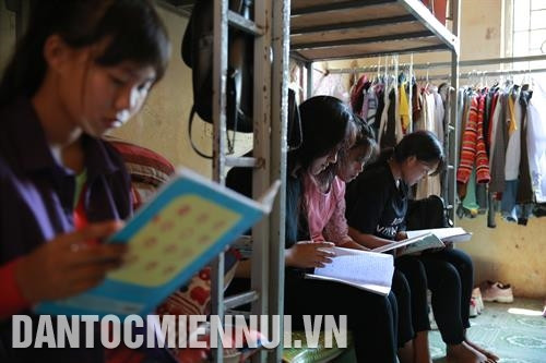 Niềm vui khi đến lớp của học sinh Trường phổ thông dân tộc bán trú Trung học cơ sở Pa Ủ. Ảnh: An Thành Đạt Học sinh Trường phổ thông dân tộc bán trú Trung học cơ sở Pa Ủ có ý thức tự giác cao trong học tập sau những giờ lên lớp. Ảnh: An Thành Đạt
