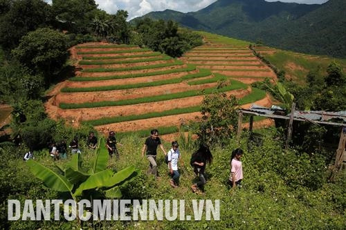 Hàng năm, gần đến ngày khai giảng năm học mới hoặc sau những vụ mùa, các thầy cô lại đến tận gia đình của học sinh để động viên các em trở lại trường. Ảnh: An Thành