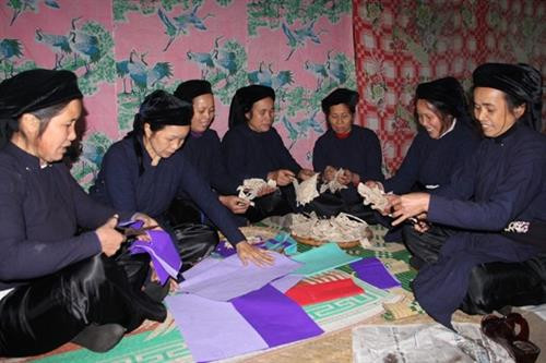 Đồng bào Tày chuẩn bị làm lễ cúng.