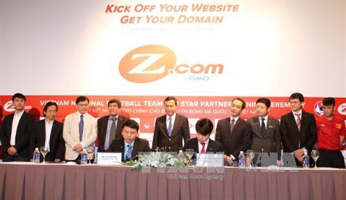 Lễ kí kết hợp đồng tài trợ giữa Liên đoàn bóng đá Việt Nam và Z.com. Ảnh: TTXVN Lễ kí kết hợp đồng tài trợ giữa Liên đoàn bóng đá Việt Nam và Z.com. Ảnh: TTXVN