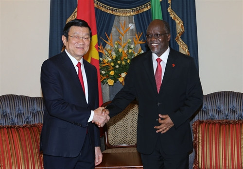 Tổng thống nước Cộng hoà Thống nhất Tanzania John Magufuli đón Chủ tịch nước Trương Tấn Sang. Ảnh: Nguyễn Khang - TTXVN