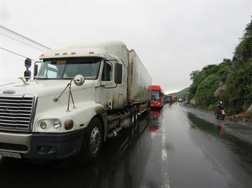 Hàng trăm xe ô tô nằm chờ thông xe trên Đèo Cả. Ảnh: Xuân Triệu- TTXVN Hàng trăm xe ô tô nằm chờ thông xe trên Đèo Cả. Ảnh: Xuân Triệu- TTXVN
