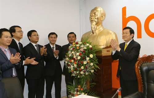 Chủ tịch nước Trương Tấn Sang đến thăm và tặng bức tượng Bác Hồ cho liên doanh Halotel ở thành phố Dar Es Salaam. Ảnh: Nguyễn Khang – TTXVN