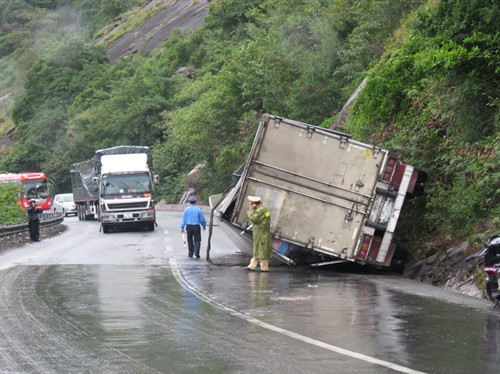 Hiện trường vụ lật xe tải trên Đèo Cả. Ảnh: Xuân Triệu- TTXVN Hiện trường vụ lật xe tải trên Đèo Cả. Ảnh: Xuân Triệu- TTXVN